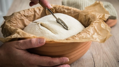 Sauerteig für Weizenbrot kann im Römertopf gebacken werden und wird vor dem Backen eingeschnitten.  (Foto: Christin Klose/dpa-tmn)