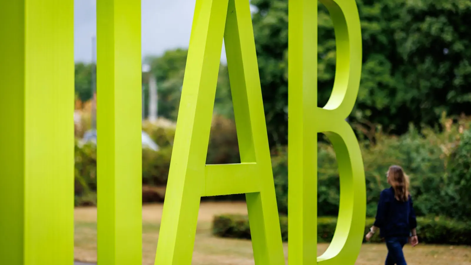 Die Beschäftigung in Deutschland steigt einer Prognose des IAB zufolge nur noch punktuell in einigen Bundesländern (Archivbild).  (Foto: Daniel Karmann/dpa)