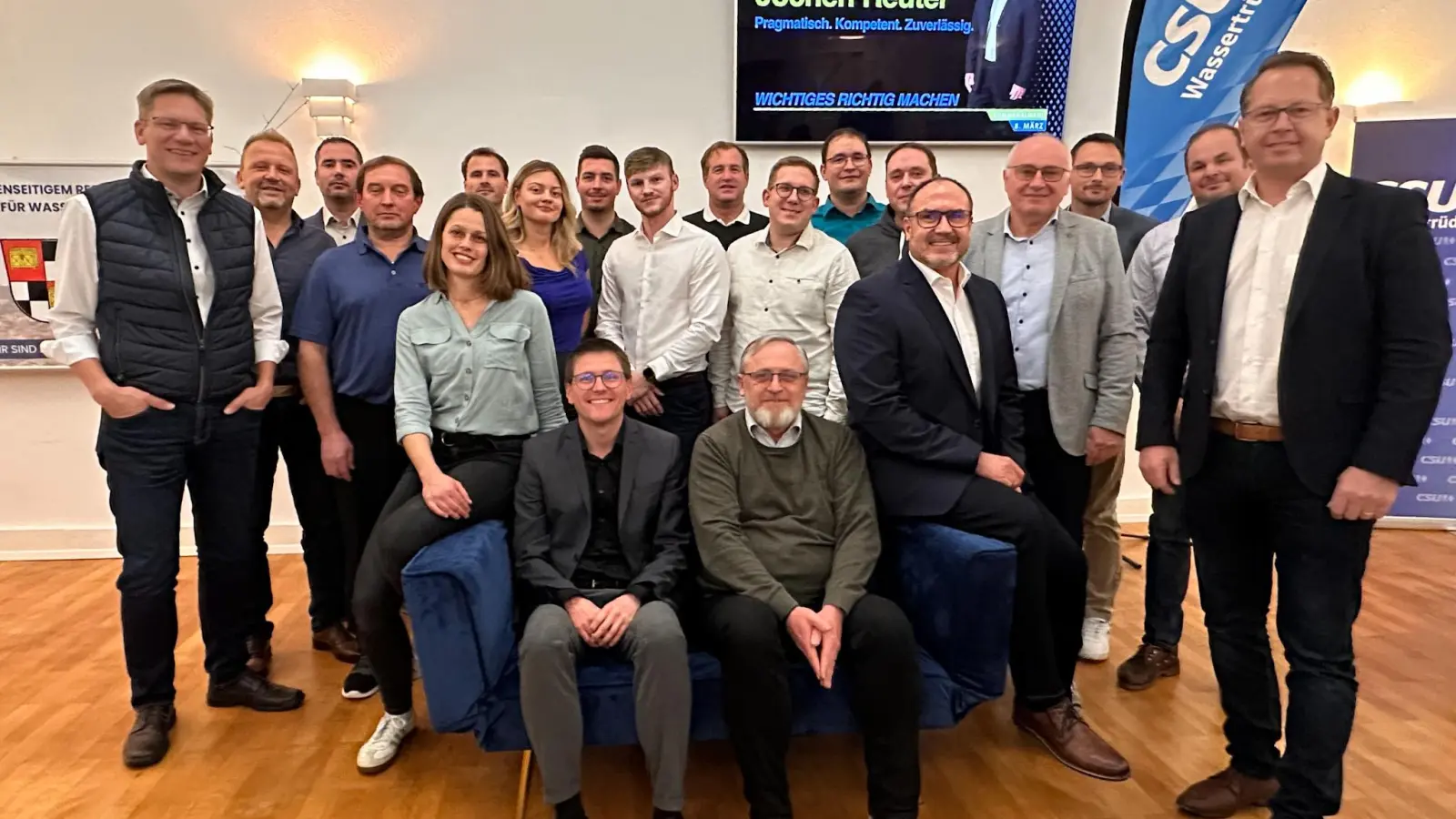 Aufbruchsstimmung nach der Nominierung: Der Kandidat der Wassertrüdinger CSU, Jochen Reuter (5. von rechts), mit den Kandidatinnen und Kandidaten der 20-köpfigen Liste für die Stadtratswahl. (Foto: Martina Haas)