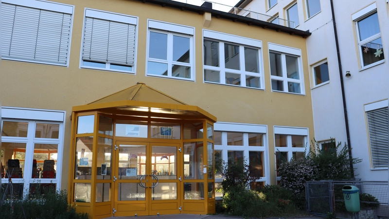 Ein Grundstück für einen Neubau auf der grünen Wiese ist nicht in Sicht. Deshalb soll die Heilsbronner Grundschule am aktuellen Standort verbleiben und hier modernisiert werden. (Foto: Antonia Müller)