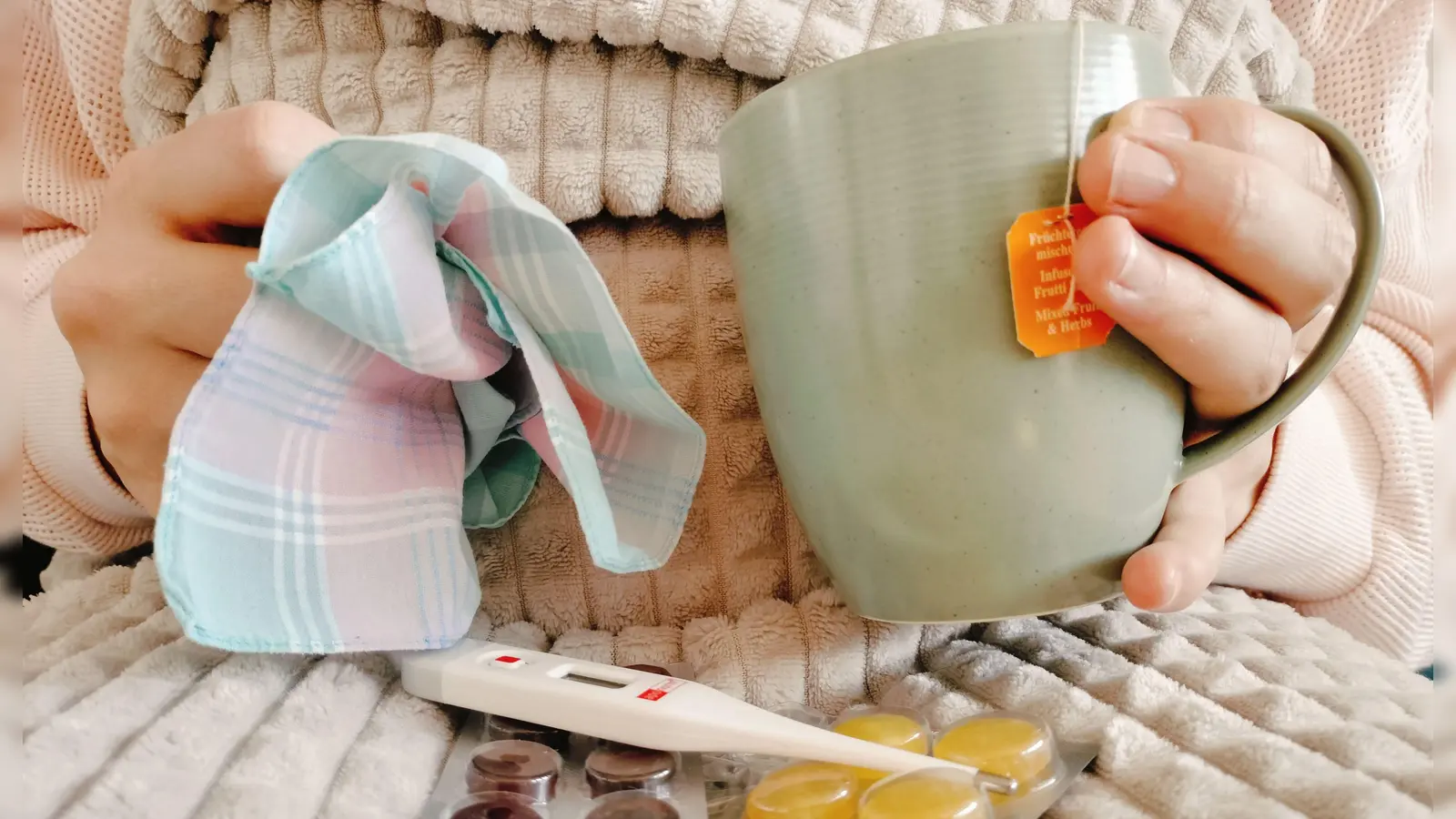 Thermometer, Tee, Taschentücher und Tabletten gehören dieser Tage auch in Westmittelfranken zur Grundausstattung in vielen Haushalten. (Symbolbild: Philipp Zimmermann)