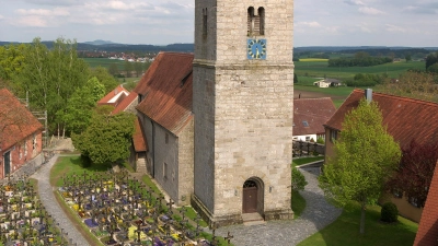 Die Segringer Kirche geht in ihren ältesten Teilen auf das Jahr 1180 zurück. Der Turm, den die Einheimischen Glockenhaus nennen, wurde später aufgestockt. (Foto: Uwe Wäger)