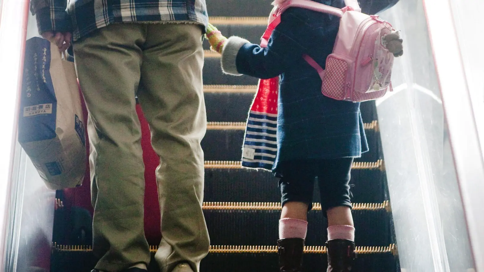 Rolltreppen sind für Kinder oft spannend, stellen sie aber auch vor Herausforderungen. (Foto: Diego Azubel/epa/dpa-tmn)