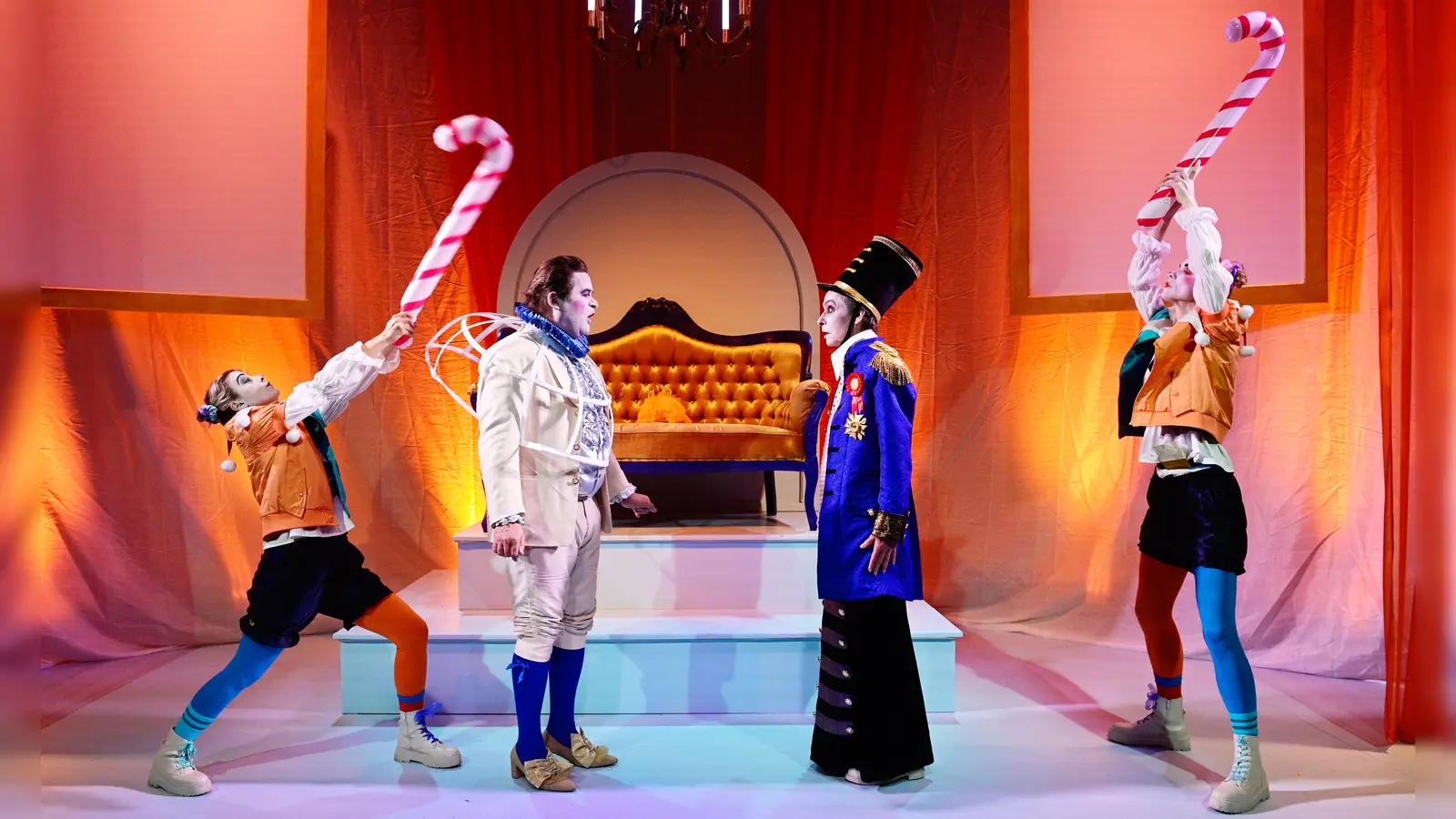 Die zwei rebellischen Schalksnarren mischen den Kaiserhof auf – eine Szene mit Margherita Campostrini, Otto Beckmann, Nicole Schneider und Sophie Weikert. (Foto: Jim Albright)