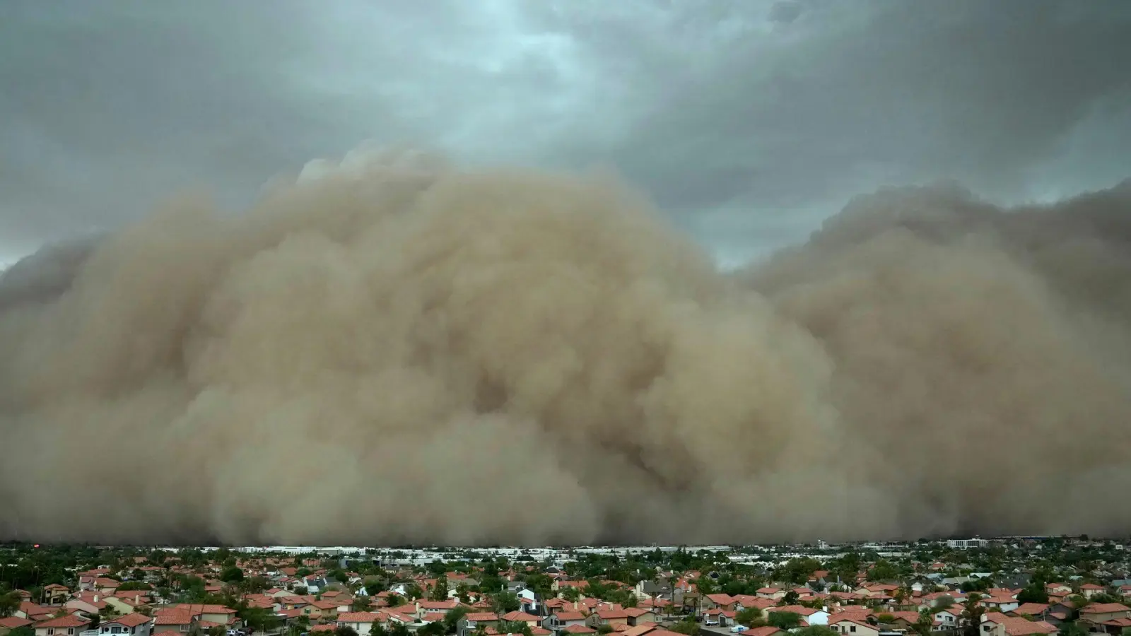 Ein gigantischer Staubsturm legte sich über den Großraum Phoenix.  (Foto: Ross D. Franklin/AP/dpa)