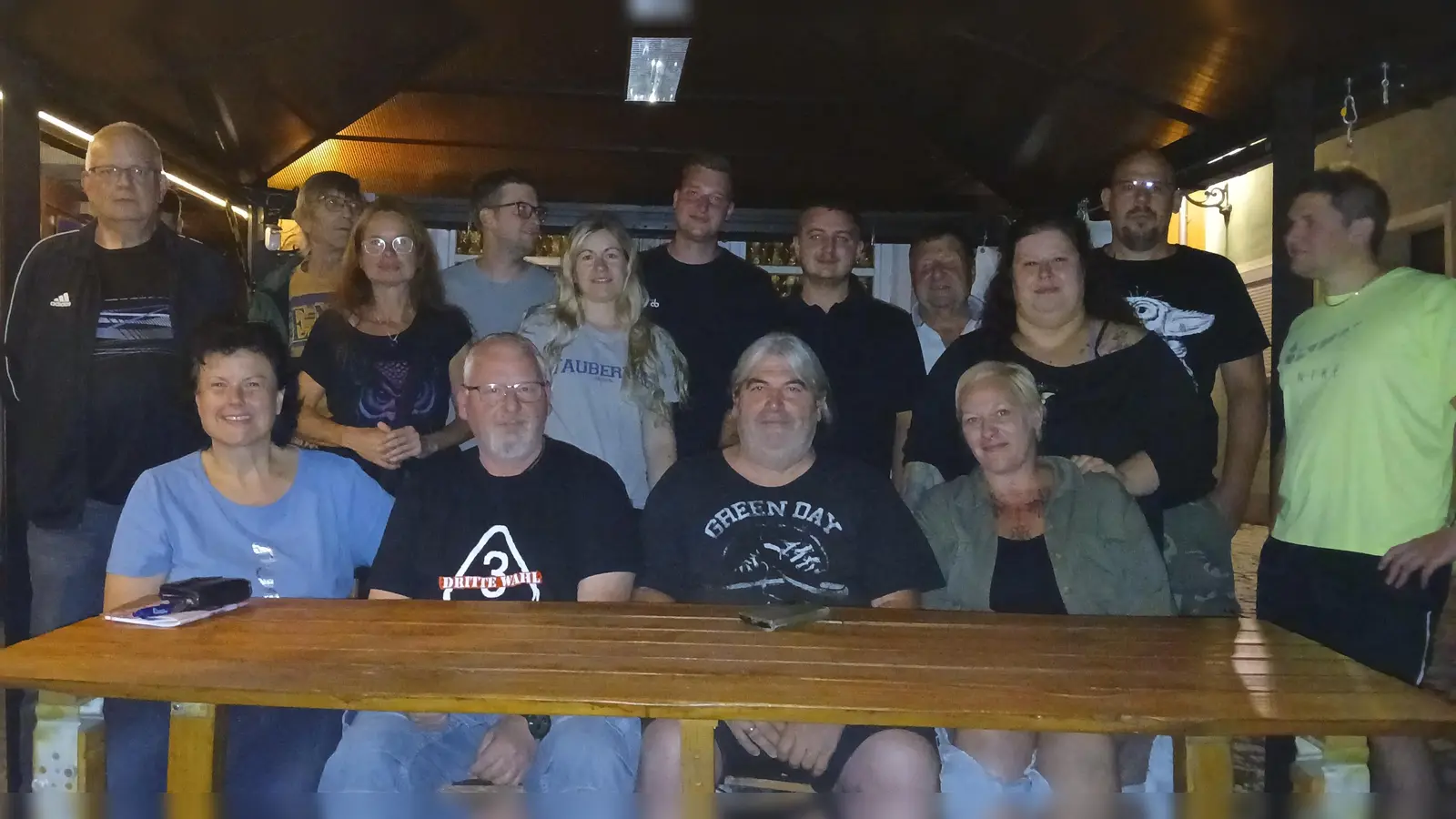 Bei der Gründungsversammlung des Vereins Meadow-Rising: Schatzmeisterin Tanja Zügel, stellvertretender Vorsitzender Martin Proff, Vorsitzender Werner Tippmann und Schriftführerin Viola Kühlwein (vorne von links) zusammen mit einigen weiteren Mitgliedern. (Foto: Meadow-Rising/Uwe Mehrer)