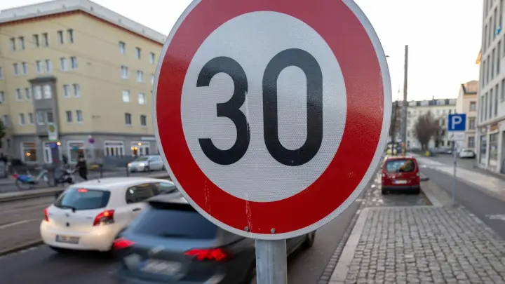 Die Messestadt Leipzig nimmt an einem Verkehrsversuch zu mehr Tempo 30 teil. (Foto: Hendrik Schmidt/dpa)