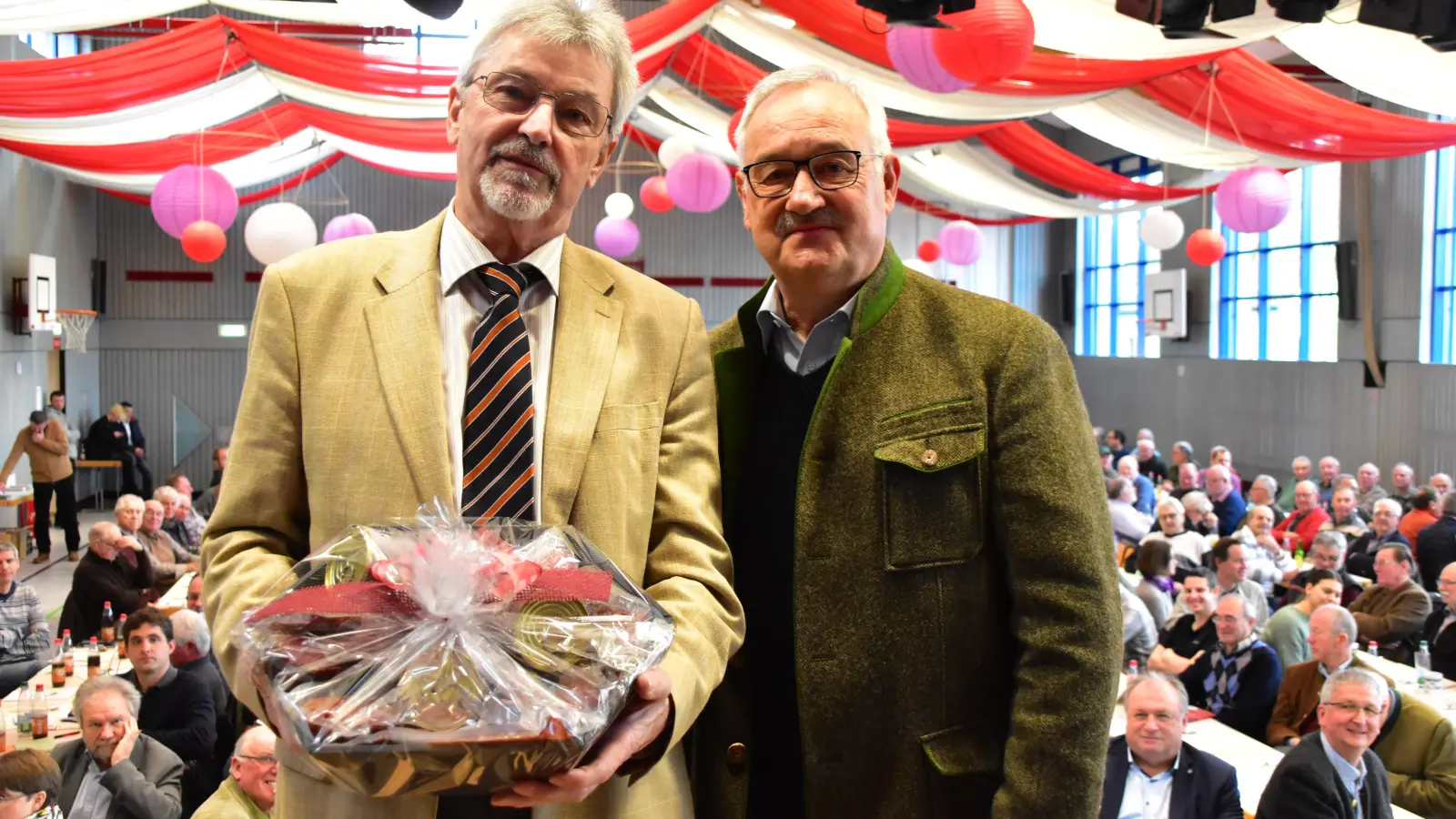 Manfred Merz (rechts) folgt Christian Göttfert als Vorsitzender der Forstbetriebsgemeinschaft Neustadt-Uffenheim nach. (Foto: Fritz Arnold)
