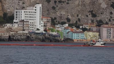 Eine schwimmende Barriere wurde eingesetzt, um den Ölteppich in der Nähe des Frachters einzudämmen. (Foto: Nono Rico/EUROPA PRESS/dpa)