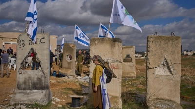 Israelische Siedler bei Einweihung neuer Siedlung im Westjordanland. (Archivbild) (Foto: Ohad Zwigenberg/AP/dpa)