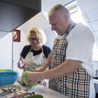 Beim gemeinsamen Kochen probieren Tanja Max und Stefan Korczynski neue Gerichte aus, die er später alleine nachkochen kann. (Foto: Frank Rumpenhorst)