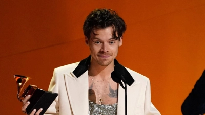 Harry Styles mit dem Preis für das Album des Jahres bei der Grammy-Verleihung 2023. (Foto: Chris Pizzello/Invision/AP/dpa)