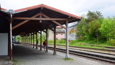 Der Rothenburger Bahnhof soll 2026 so umgebaut werden, dass er barrierefreie Wege gewährleistet. Dafür hatte der Inklusionsbeirat eine Petition an den bayerischen Landtag gerichtet. (Foto: Irmeli Pohl)
