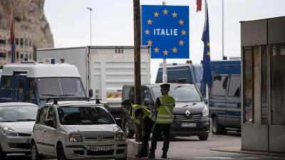 Laut Polizeipräfektur in Nizza wurden an der italienisch-französischen Grenze im Süden seit Jahresbeginn bereits 12.607 Migranten gestoppt worden (Symbolbild). (Foto: Daniel Cole/AP/dpa)