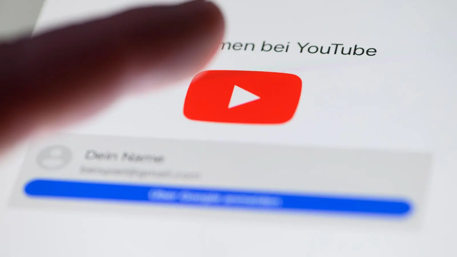 Autoren von Youtube-Videos bekommen Zugang zu neuen KI-Werkzeugen. (Illustration) (Foto: Robert Michael/dpa)