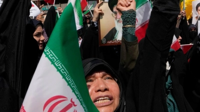 Gläubige skandieren Slogans während einer anti-israelischen Versammlung nach dem Freitagsgebet in Teheran. Nach dem mutmaßlich israelischen Angriff im Iran soll der Vorfall untersucht werden. (Foto: Vahid Salemi/AP)