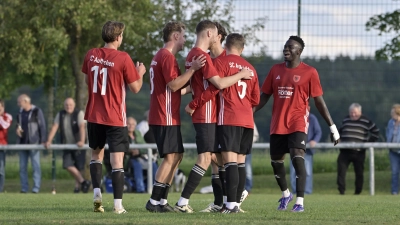 In einer wechselhaften Hinrunde hatte der SC Aufkirchen (von links Vitus Reichert, Jonas Schöllhammer, Max Bernecker, Steffen Schöllhammer, Daniel Holzmann und Sainey Badjie) auch viel Grund zum Jubeln und ging als Tabellenführer in die Winterpause. (Foto: Martin Rügner)