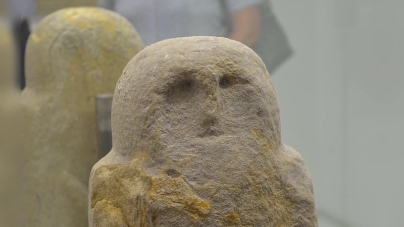 Um ihn dreht sich (fast) alles: den eulengesichtigen Menhir, hier eine Kopie. (Archivfoto: Harald Weigand)