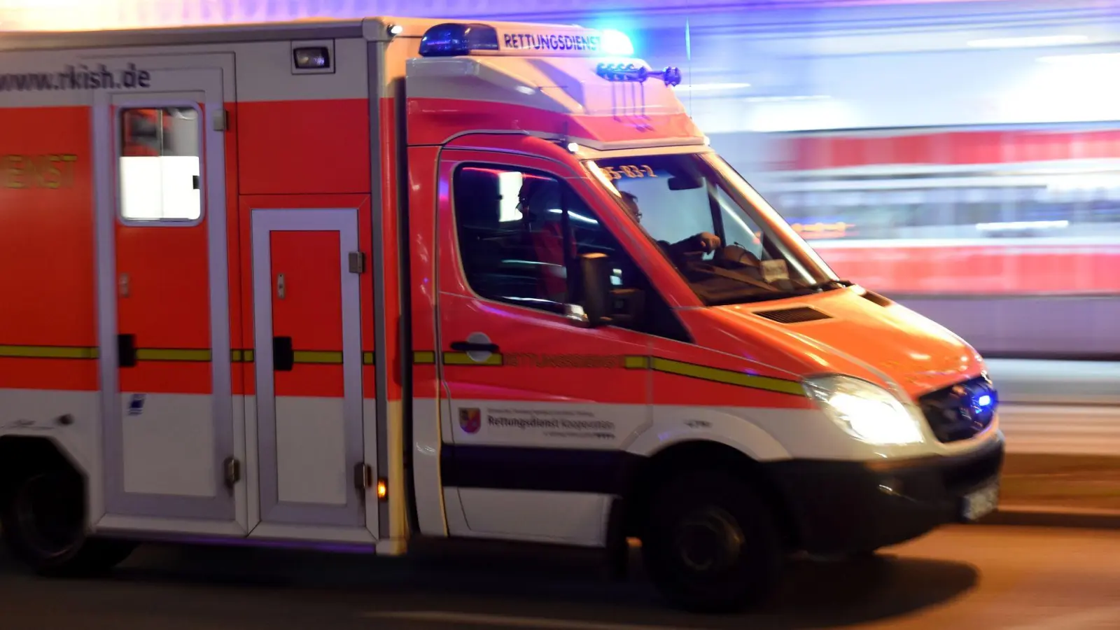 Der 23-Jährige kam in ein Krankenhaus. (Symbolbild) (Foto: Carsten Rehder/dpa)