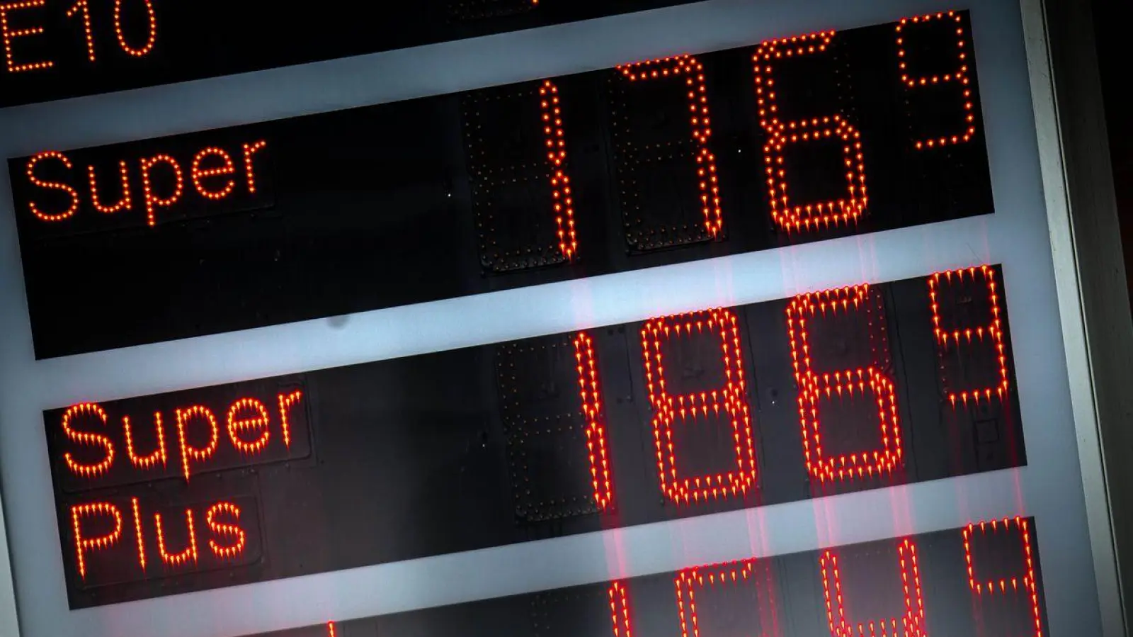 Ein Liter Super für 1,77 Euro - ziemlich teuer. Anderswo war das günstiger zu haben. (Archivbild) (Foto: Sina Schuldt/dpa)