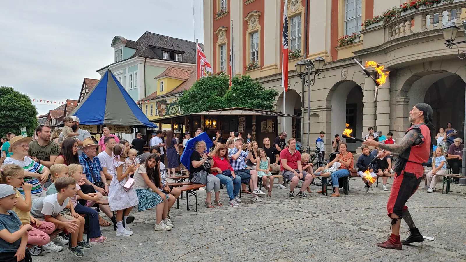 Beim letztjährigen Altstadtfest hatten die Veranstalter zum Beispiel mit mittelalterlichen Aufführungen vor dem Rathaus für einen gut gefüllten Platz gesorgt. Im Rathaus indes gibt es einige leere Plätze. (Archivbild: Katrin Merklein)