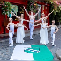 Erfolgreiche Tänzerinnen und Tänzer aus Ansbach in Dublin: Finja Schmid, Jacob Winter und Zarah Hindelang (hinten von links) sowie Moritz Greul, Meta Wachmeier, Marian Hill und Oskar Greul (vorne von links). (Foto: Tina Rabus)