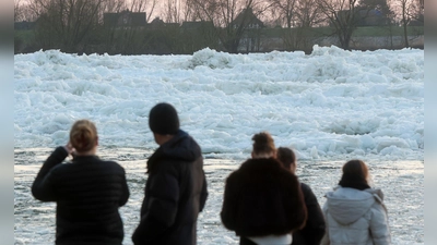 Zahlreiche Menschen nutzten das Wochenendende, um an der Elbe ein seltenes Naturspektakel zu bewundern: Eisberge auf dem Fluss. (Foto: Bodo Marks/dpa)