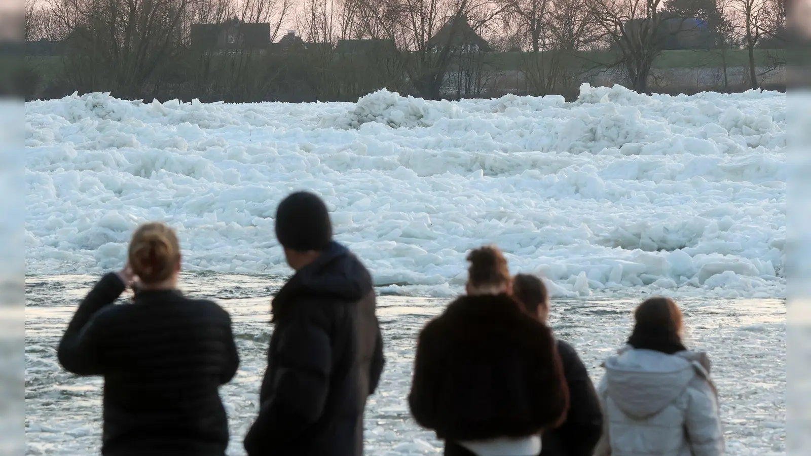 Zahlreiche Menschen nutzten das Wochenendende, um an der Elbe ein seltenes Naturspektakel zu bewundern: Eisberge auf dem Fluss. (Foto: Bodo Marks/dpa)