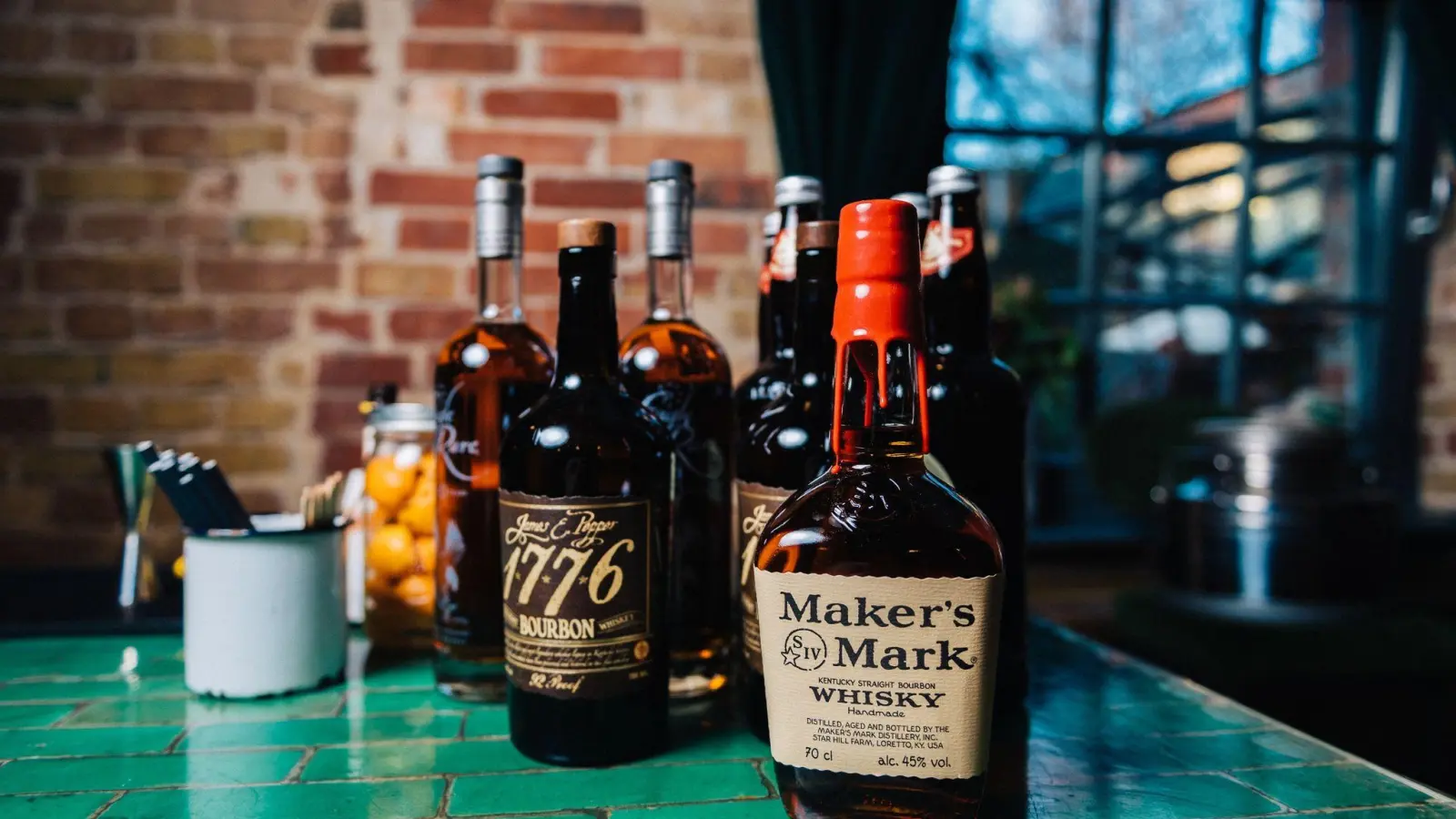 Gestatten, Bourbon! Maker&#39;s Mark zählt zu den Einstiegsklassikern des US-Whiskeys, ebenso der 1776 Straight Bourbon von James E. Pepper. (Foto: Zacharie Scheurer/dpa-tmn)