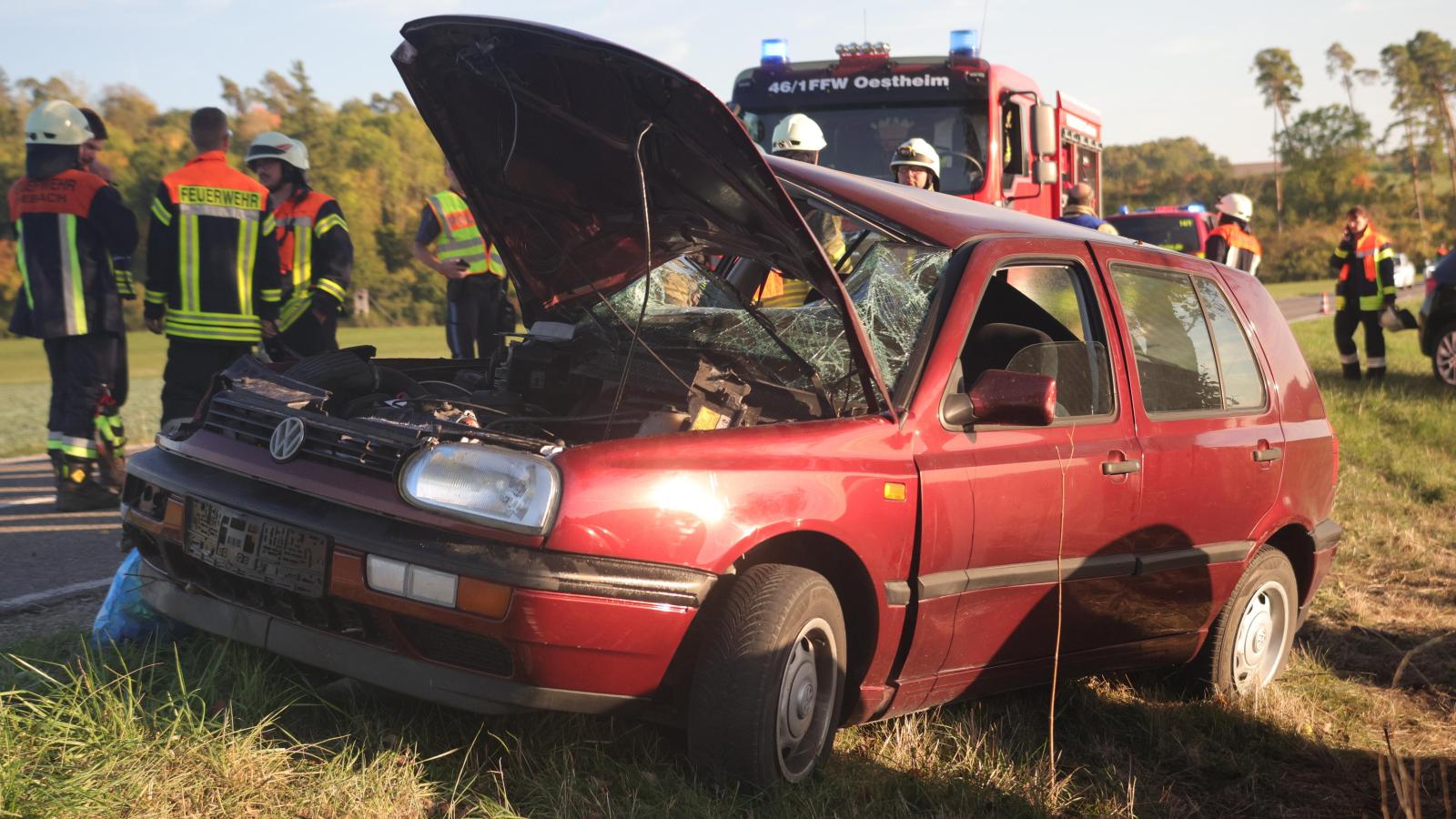 Rescue helicopter near Diebach: 18-year-old crashes his car into a tree