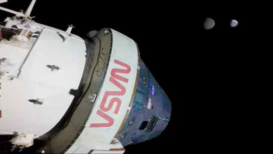Auf dieser von der US-Raumfahrtbehörde Nasa zur Verfügung gestellten Aufnahme sind die Erde und der Mond von der „Orion“-Kapsel aus zu sehen. (Foto: Uncredited/NASA/AP/dpa)