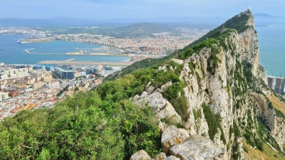 Wie der Rumpf eines Ozeanliners wirkt der Felsen von Gibraltar auf der kleinen Landzunge. (Foto: Roswitha Bruder- Pasewald/dpa-tmn)