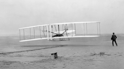 Um dieses Bild der Gebrüder Wright geht es. Es soll gefälscht sein. (Foto: John T. Daniels)