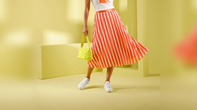 Gute-Laune-Kombi fürs Frühjahr: Gelb und Orange sind stark angesagt. Hier ein Beispiel von heine (Plissée-Rock ca. 60 Euro, Shirt ca. 30 Euro). (Foto: heine/dpa-tmn)