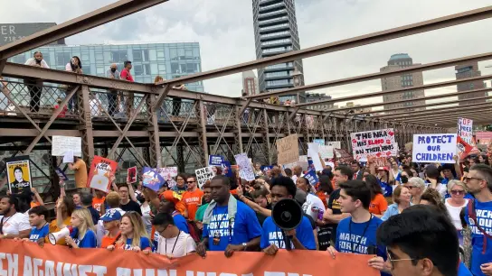 In New York gehen Menschen gegen die anhaltende Waffengewalt und für strengere Waffengesetze in den USA auf die Straße. (Foto: Jennifer Peltz/AP/dpa)