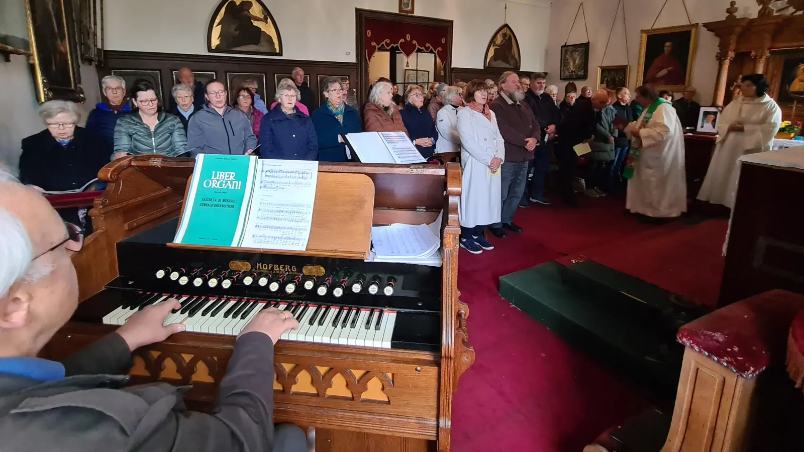 In der Schlosskapelle gibt es jetzt ein Hofberg-Harmonium. Das Foto entstand beim ersten Einsatz des neuen Instruments. (Foto: Margit Schwandt)