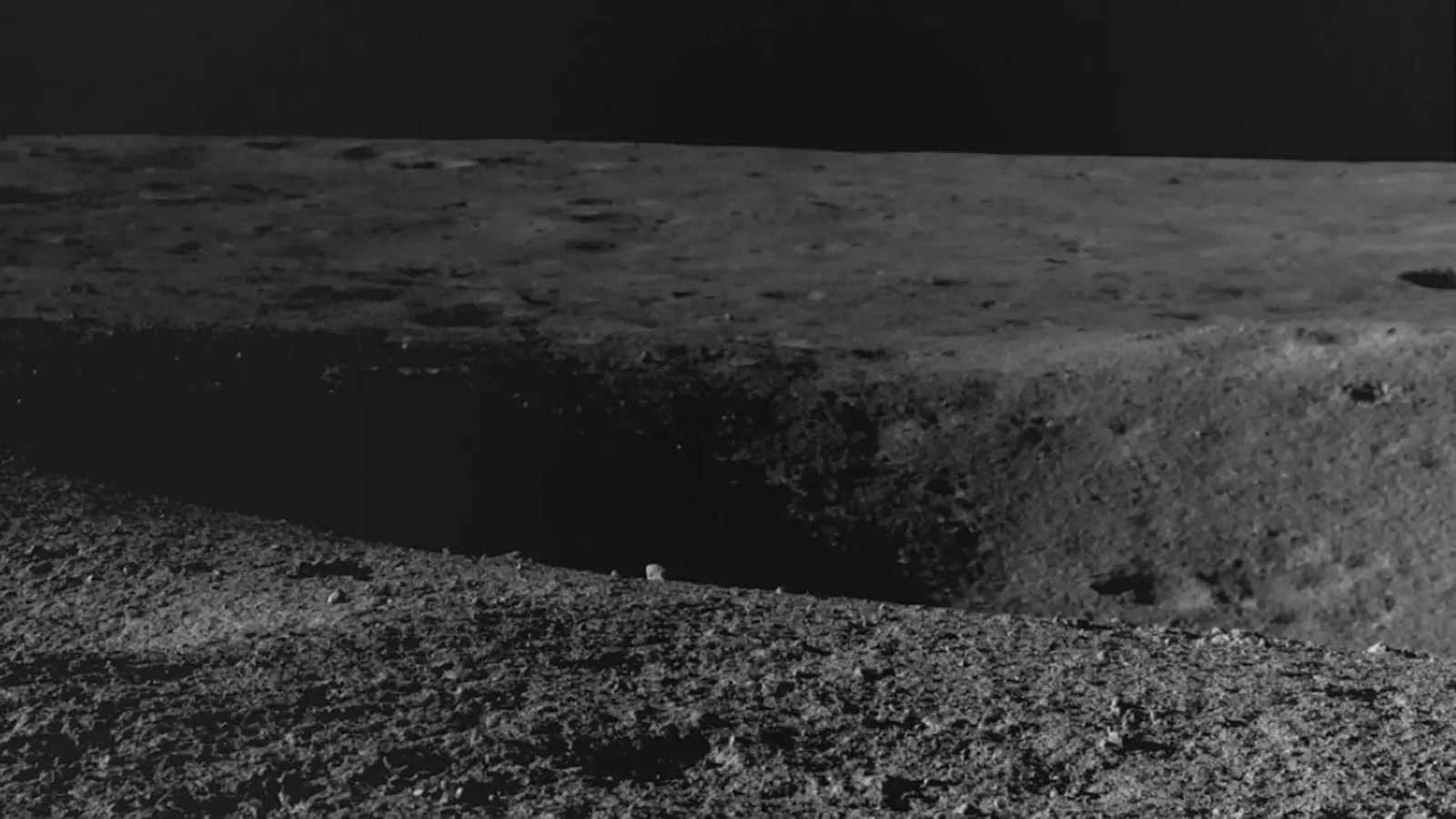 Dieses von der indischen Weltraumforschungsorganisation zur Verfügung gestellte Bild vom 27. August 2023 zeigt einen Krater, auf den Chandrayaan-3 gestoßen ist. (Foto: Uncredited/Indian Space Research Organization/AP/dpa)