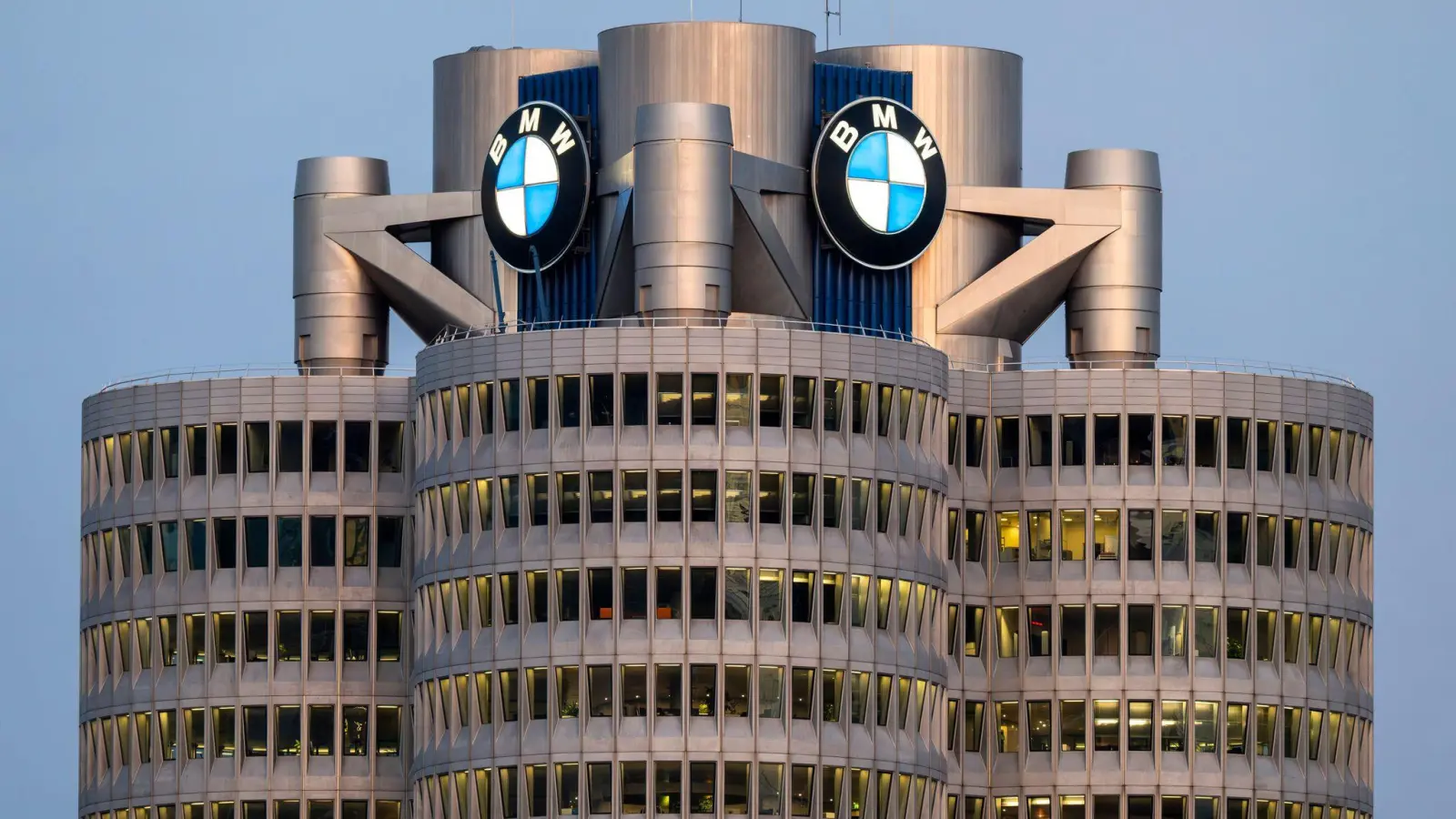 Auch BMW hat einen Gewinneinbruch erlitten. (Foto: Peter Kneffel/dpa)