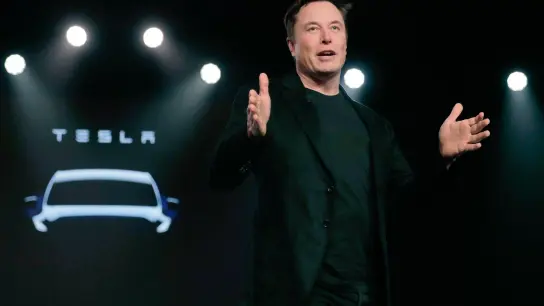 Tesla-Chef Elon Musk spricht vor der Enthüllung des Modell Y in Teslas Designstudio im US-Bundesstaat Kalifornien. (Foto: Jae C. Hong/AP/dpa)