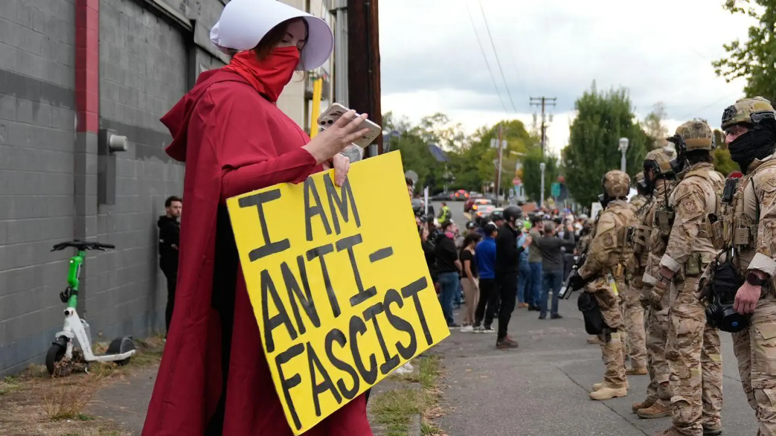 Gegen den Einsatz von Bundesbeamten in Chicago gibt es erhebliche Proteste. (Foto: Jenny Kane/AP/dpa)