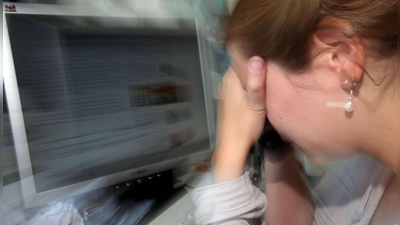 Viele Menschen in Deutschland haben Stress. (Illustration) (Foto: Oliver Berg/dpa)