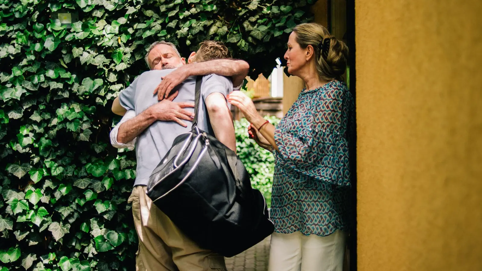 Volljährig und ausgezogen: Nur weil der Nachwuchs flügge wird, bedeutet das noch lange nicht zwangsläufig, dass es für diesen keinen Anspruch auf Kindergeld mehr gibt. (Foto: Zacharie Scheurer/dpa-tmn)