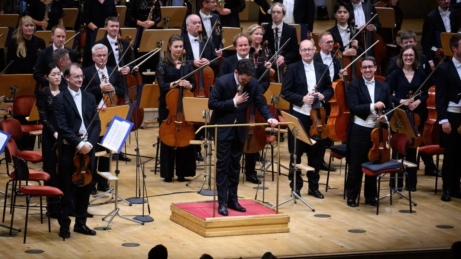 Dirigent Lahav Shani und die Münchner Philharmoniker werden in Berlin gefeiert. (Foto: Bernd von Jutrczenka/dpa)