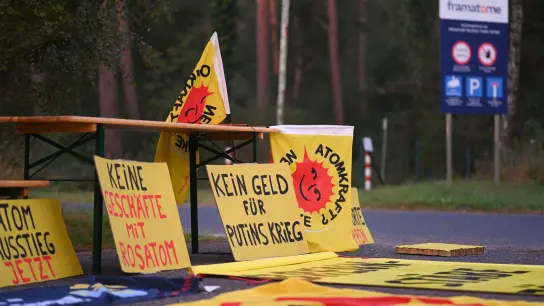 Protest deutscher, niederländischer und russischer Umweltgruppen vor der Brennelementefabrik in Lingen im Emsland. (Foto: Lars Klemmer/dpa)