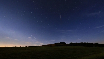 Komet fliegt Richtung Erde durch das All. (Archivbild) (Foto: Karl-Josef Hildenbrand/dpa)