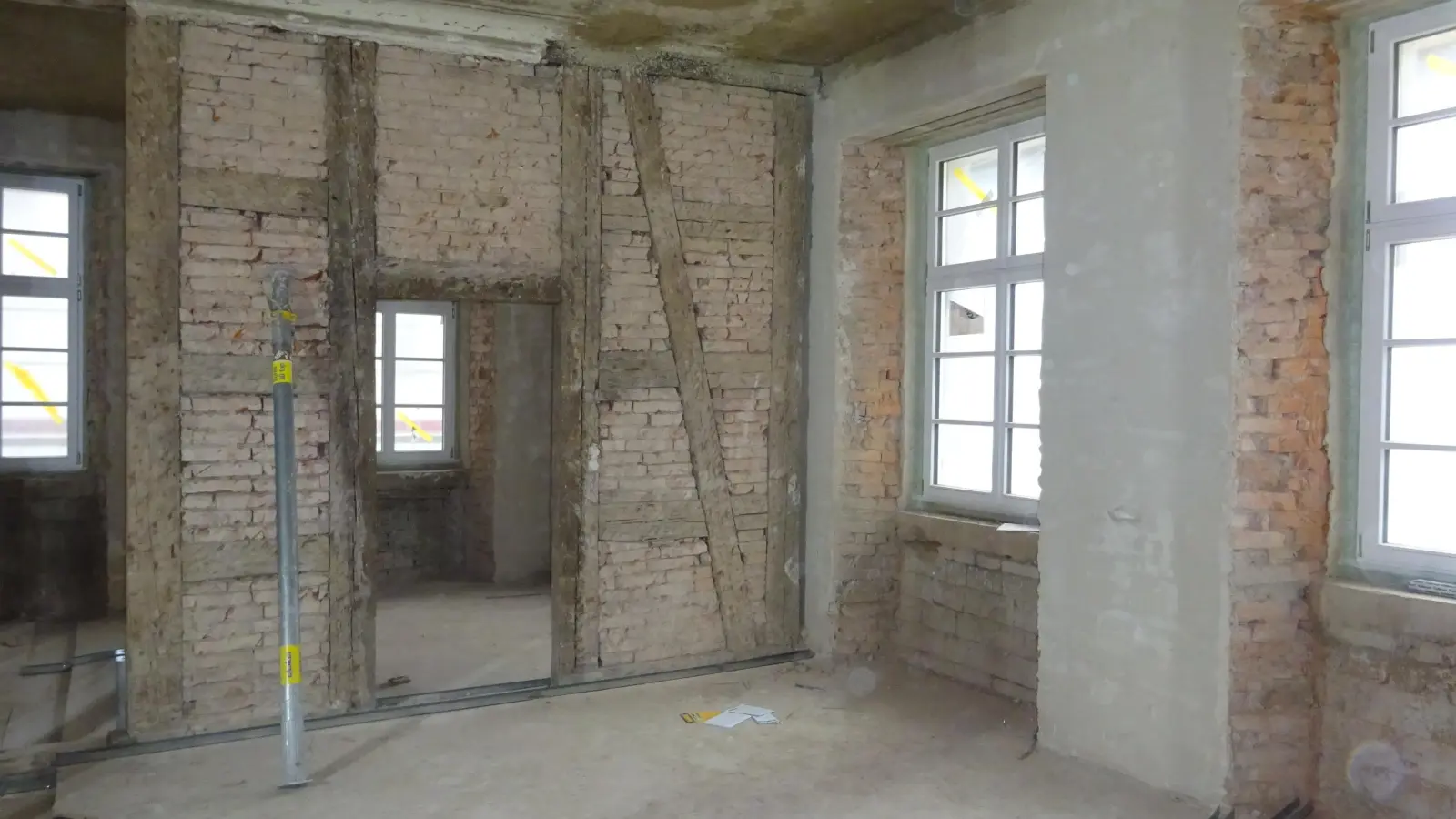 Die Rohbauarbeiten sind erledigt: In der ersten und zweiten Etage wird ein Teil der alten Balken noch sichtbar sein. (Foto: Florian Pöhlmann)