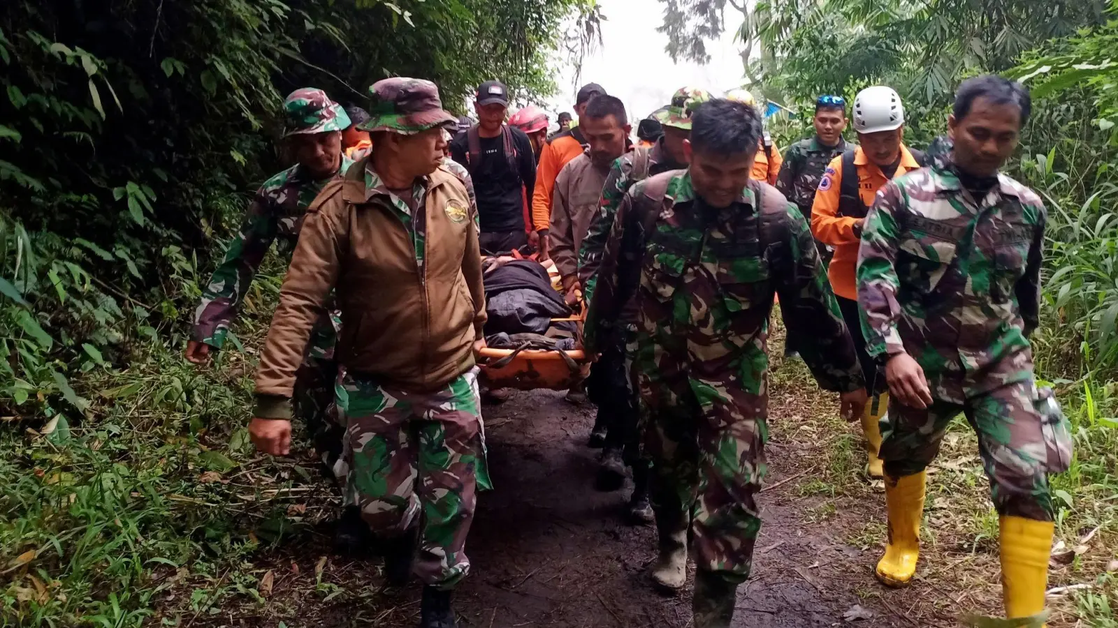Rettungskräfte tragen einen verletzten Bergsteiger in der Nähe des Vulkans Marapi auf der indonesischen Insel Sumatra. (Foto: Givo Alputra/AP/dpa)