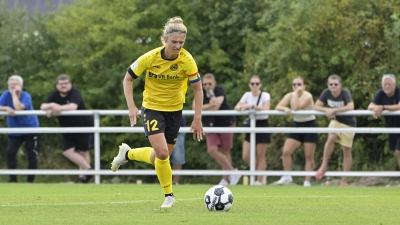 Anna Hofrichter testet mit dem SV Weinberg auf dem Kunstrasenplatz in Ansbach. (Foto: Martin Rügner)