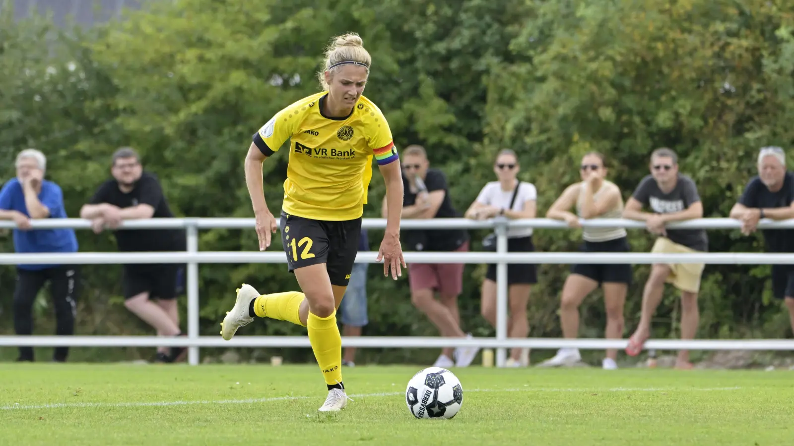 Anna Hofrichter testet mit dem SV Weinberg auf dem Kunstrasenplatz in Ansbach. (Foto: Martin Rügner)