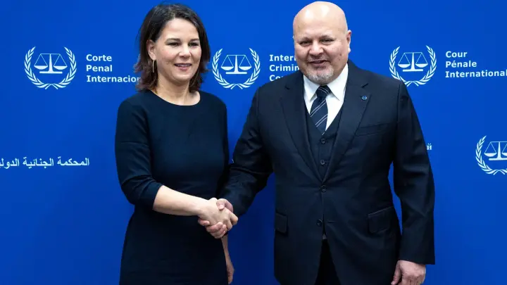 Bundesaußenministerin Annalena Baerbock wird am Internationalen Strafgerichtshof von Chefankläger Karim Ahmad Khan begrüßt. (Foto: Christophe Gateau/dpa)